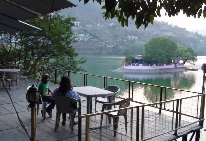 هتل The Lake Retreat