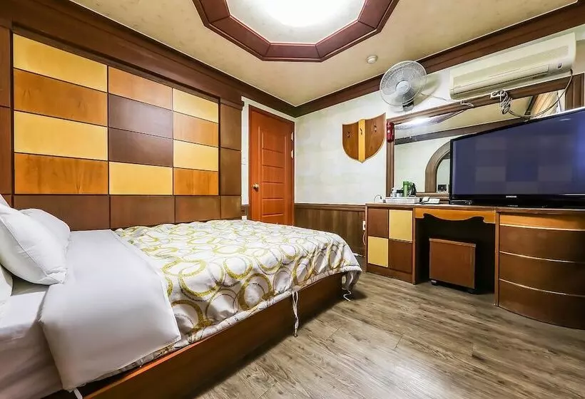 Pine Motel