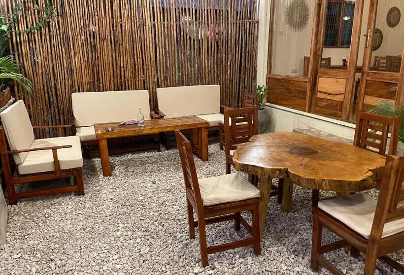 هاستل Roots Inn