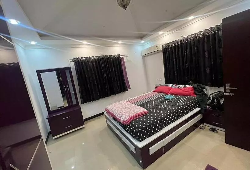 ホテル Shree Radhe Bungalow Bhuj