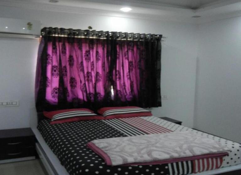 هتل Shree Radhe Bungalow Bhuj