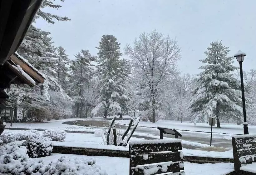 Hotelli White Pines Lodge