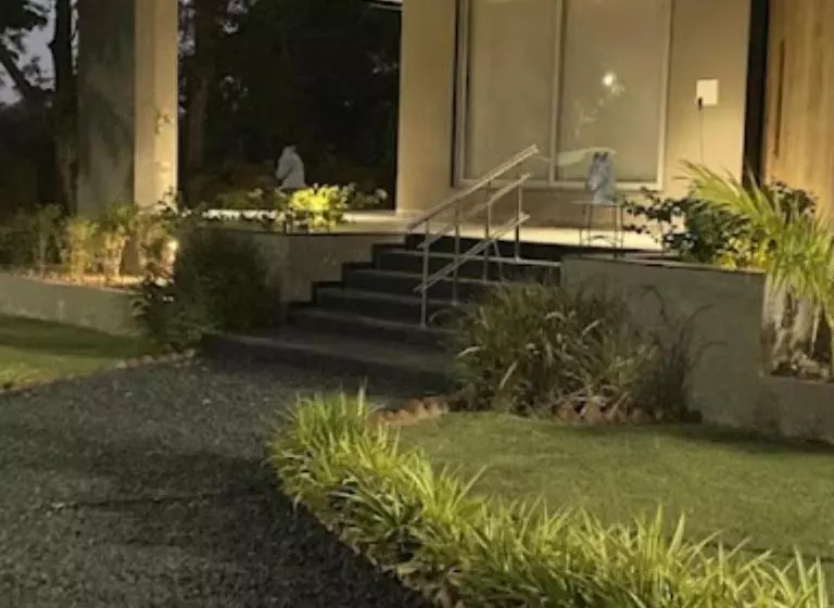ホテル Krushnashray Farms Ahmedabad