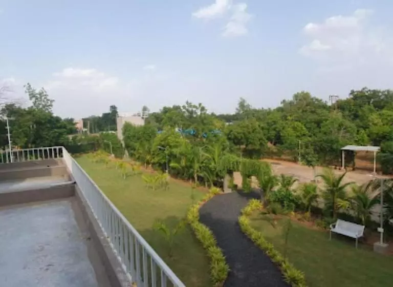 ホテル Krushnashray Farms Ahmedabad