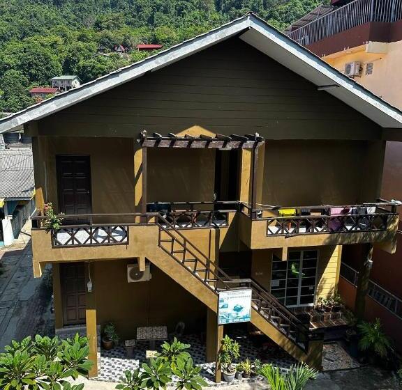 הוסטל Perhentian Village Inn