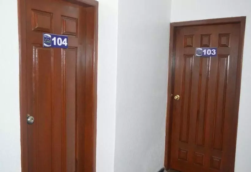 هتل Hostal Alborada Riobamba
