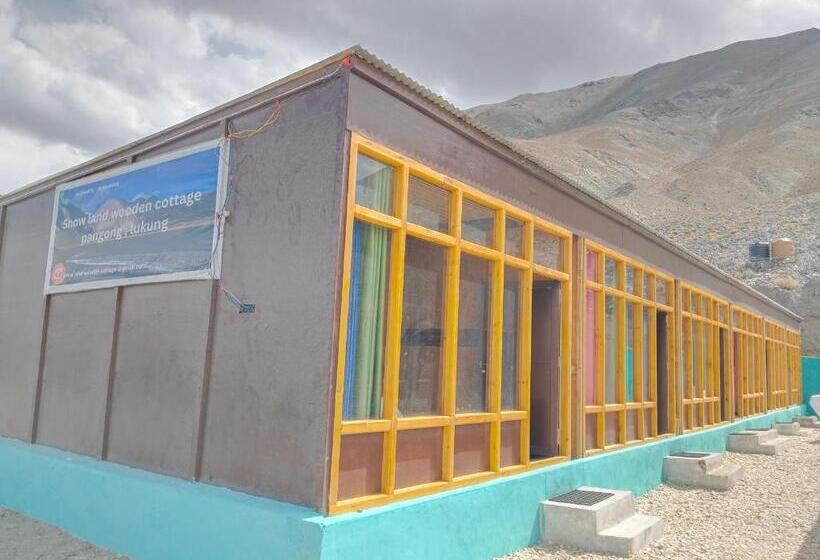 호텔 Snow Land Wooden Cottage