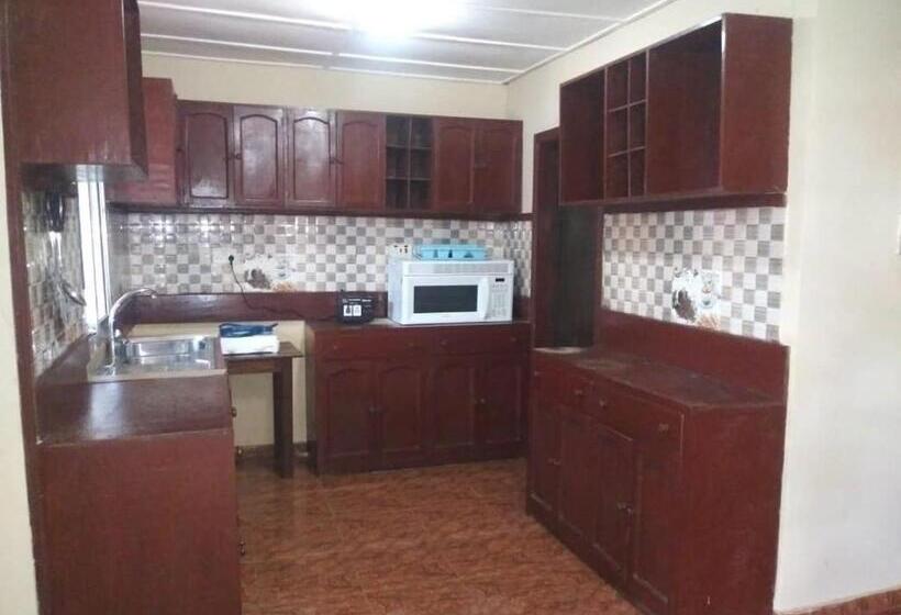 پانسیون Tall Tree Lodge Freetown