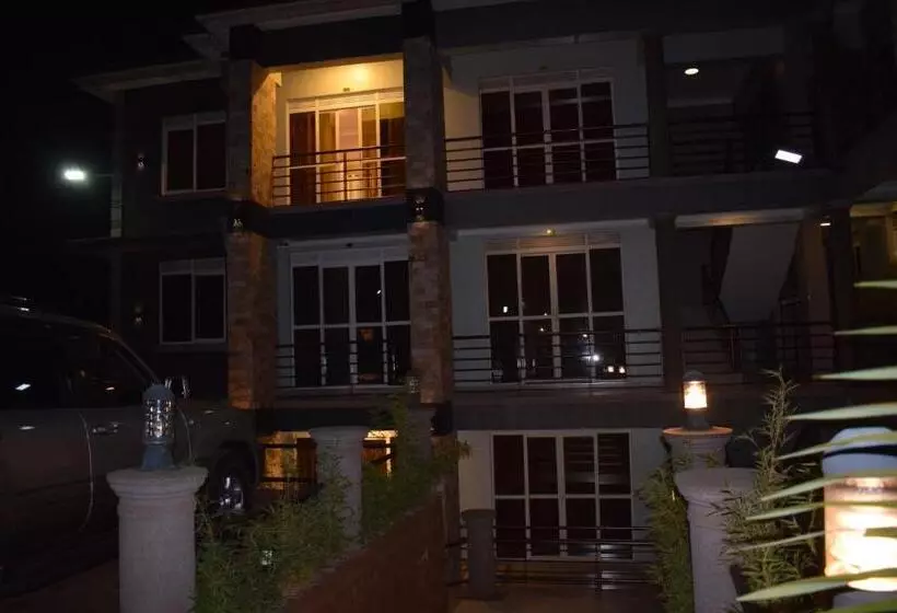 تختخواب و صبحانه Kyanja Luxury Suites