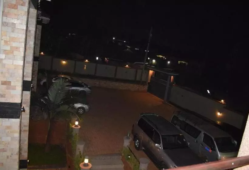 تختخواب و صبحانه Kyanja Luxury Suites