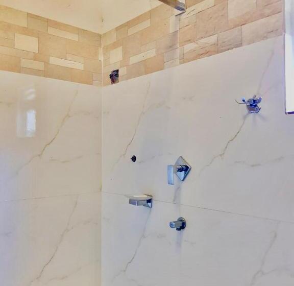 بنسيون Mount Lavender