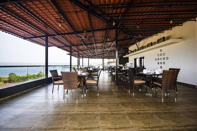 Luxurious Riverfront 9min From Morjim Beach Span Suites And Villas