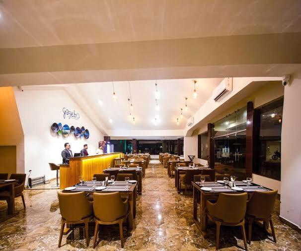 Luxurious Riverfront 9min From Morjim Beach Span Suites And Villas