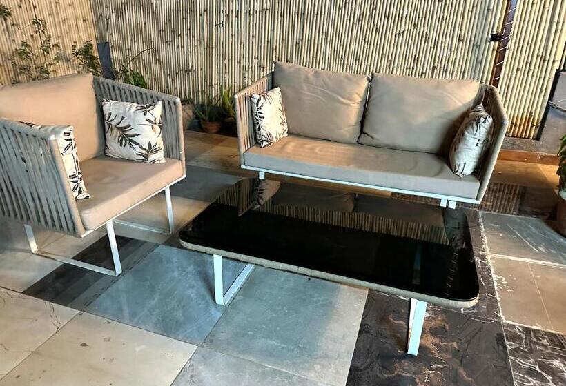 Hotel Room With Kitchen On Main Road At 10k