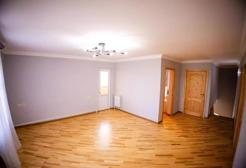 پانسیون Lily S Guest House