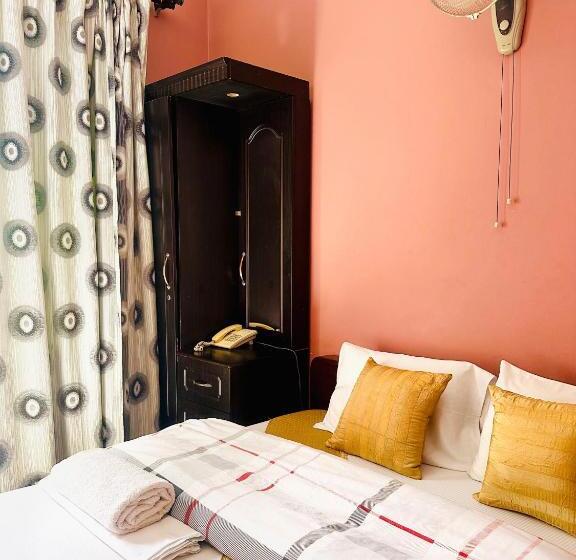 Отель Hu Hut Lodge