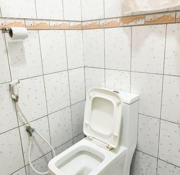 Отель Hu Hut Lodge