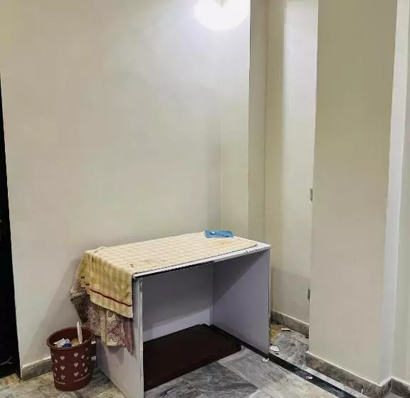 The Luxury Girls Hostel  Lda Avenue
