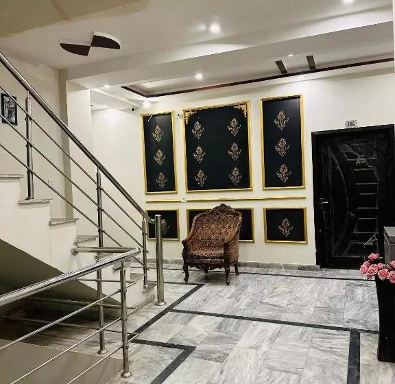 The Luxury Girls Hostel  Lda Avenue