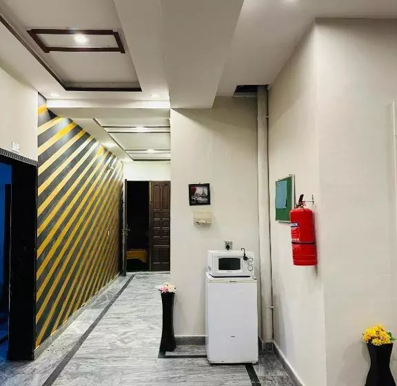 The Luxury Girls Hostel  Lda Avenue