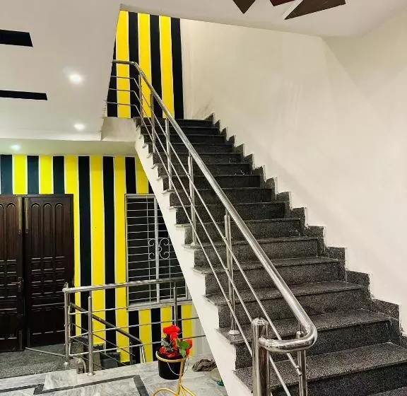 The Luxury Girls Hostel  Lda Avenue
