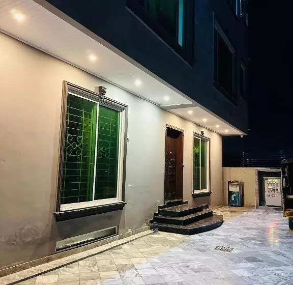 The Luxury Girls Hostel  Lda Avenue