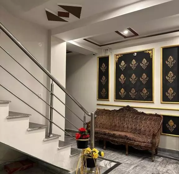 The Luxury Girls Hostel  Lda Avenue