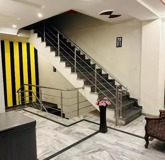 The Luxury Girls Hostel  Lda Avenue