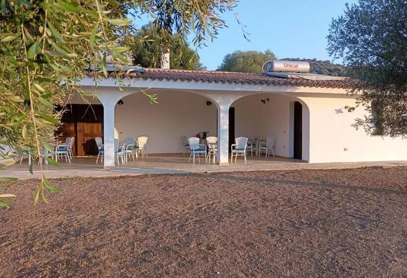 ホテル Agriturismo Neunele
