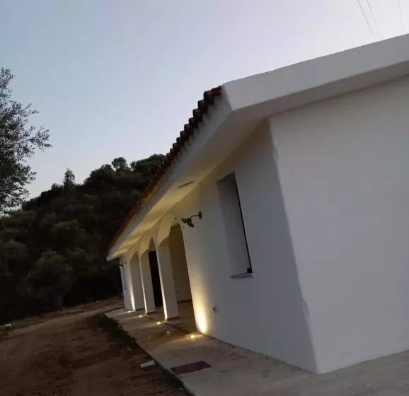 ホテル Agriturismo Neunele