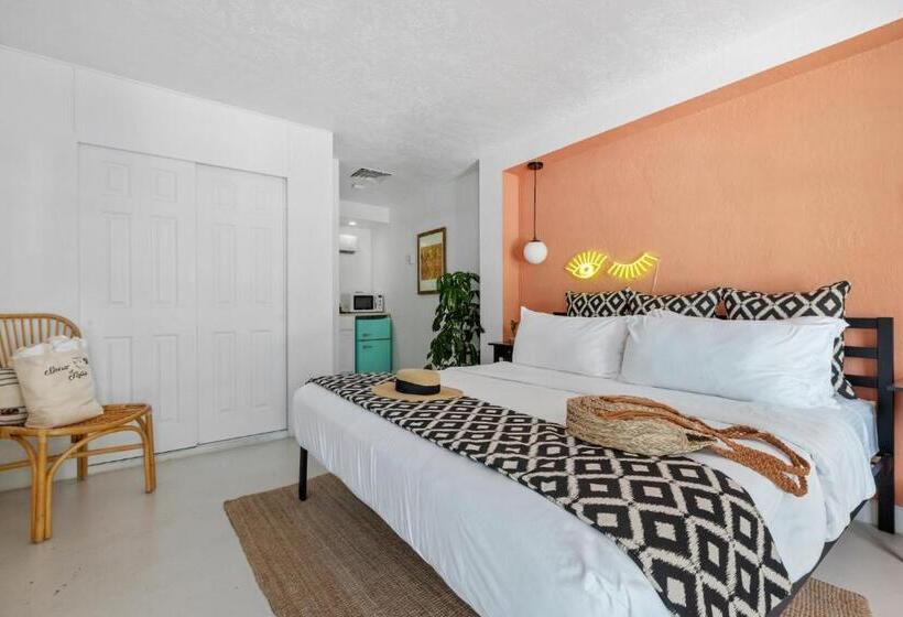 Old Hollywood Designer Glam Hotel In Downtown P