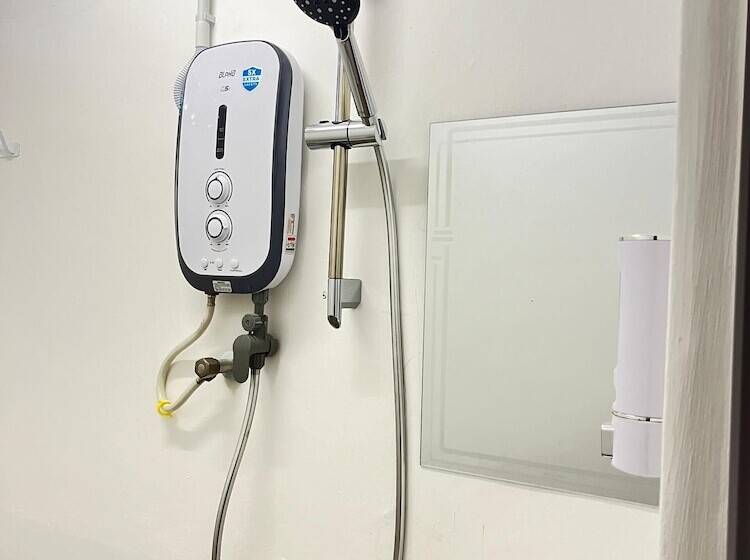 הוסטל Pine Armenian