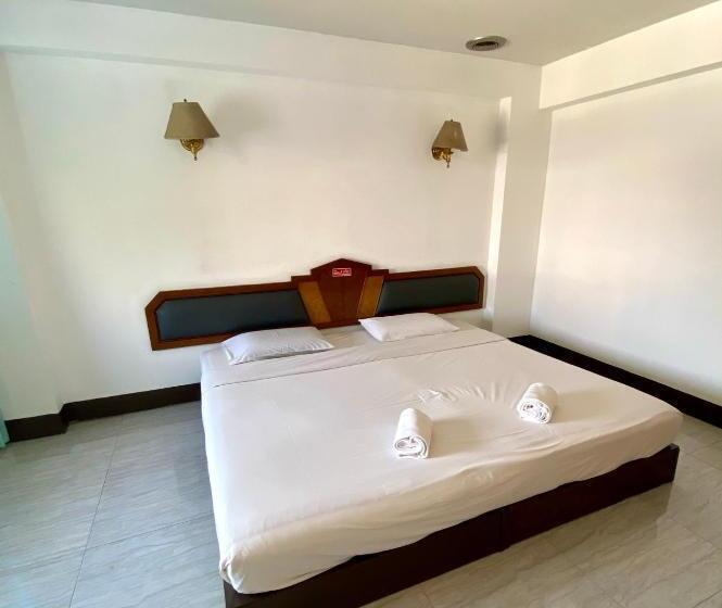 Hôtel โรงแรมโกลเด้นแกรนด์ พิษณุโลก