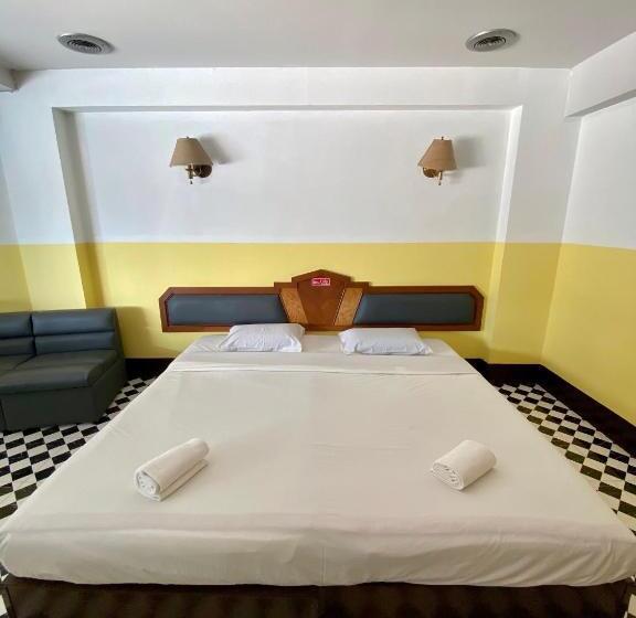 Hôtel โรงแรมโกลเด้นแกรนด์ พิษณุโลก