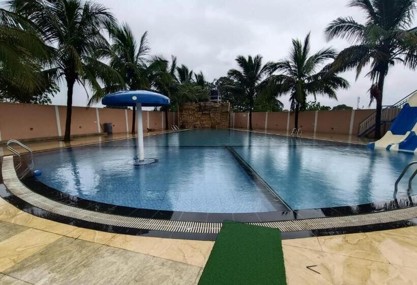 ホテル B N Farm Badlapur