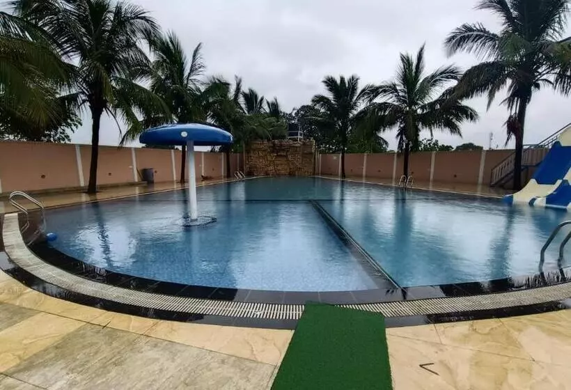 ホテル B N Farm Badlapur