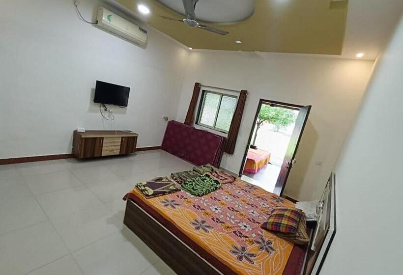 ホテル B N Farm Badlapur