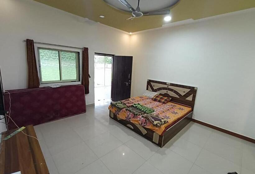 ホテル B N Farm Badlapur