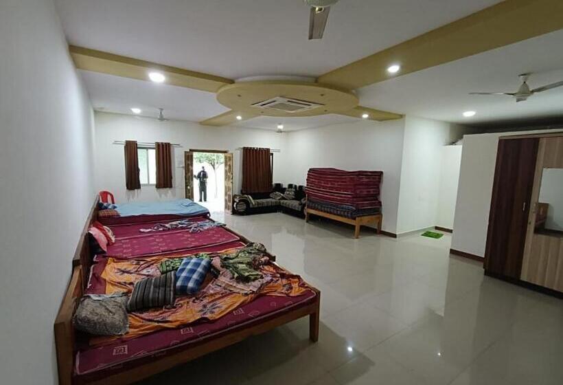 ホテル B N Farm Badlapur