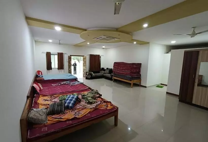 ホテル B N Farm Badlapur