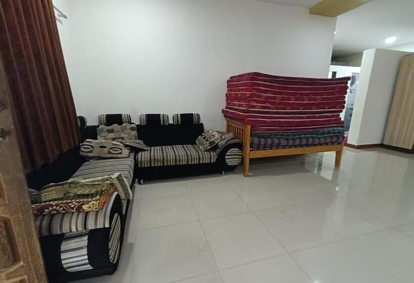 ホテル B N Farm Badlapur