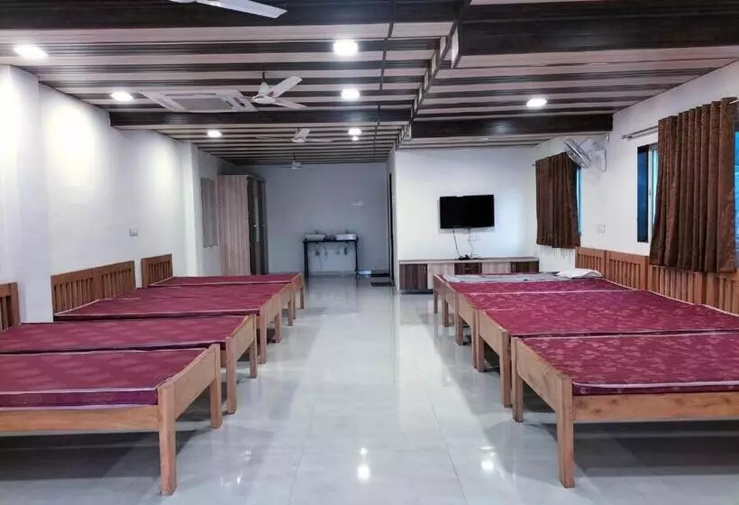 ホテル B N Farm Badlapur