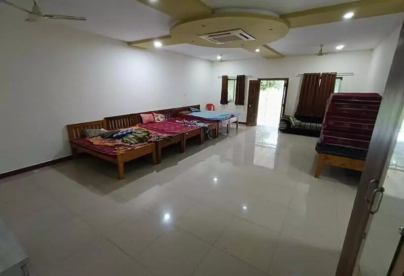 ホテル B N Farm Badlapur