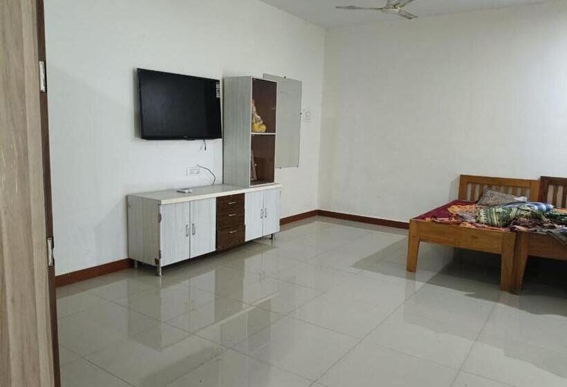 ホテル B N Farm Badlapur