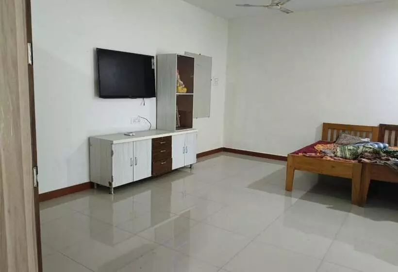 ホテル B N Farm Badlapur