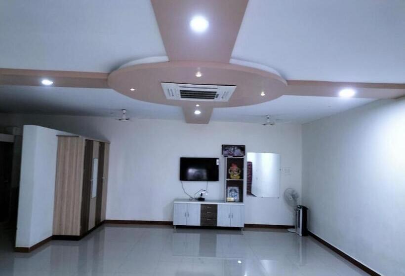 ホテル B N Farm Badlapur