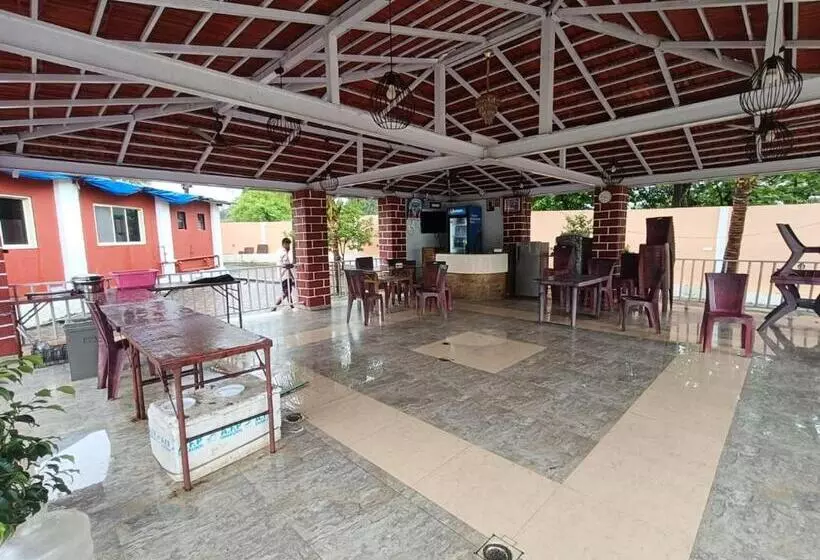 ホテル B N Farm Badlapur