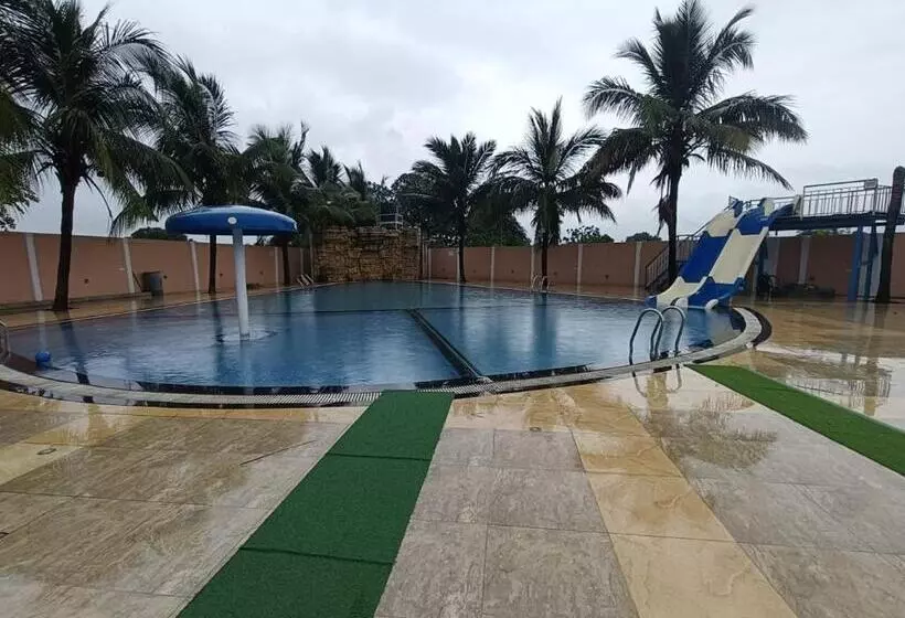 ホテル B N Farm Badlapur