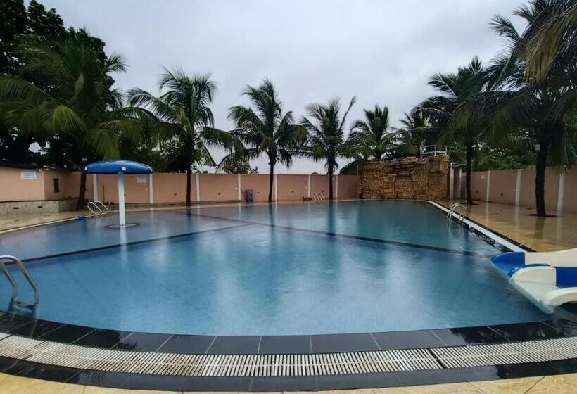 ホテル B N Farm Badlapur