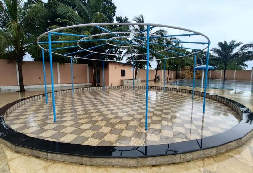 ホテル B N Farm Badlapur